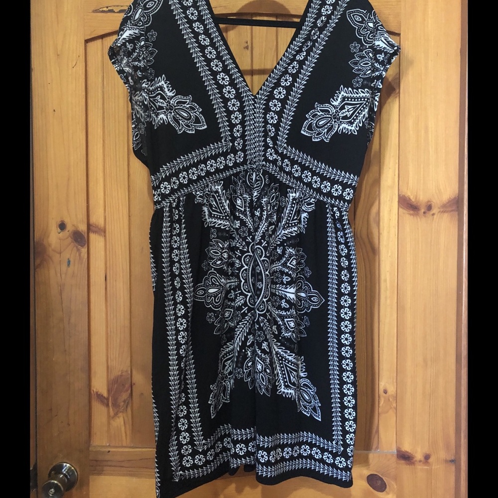 PRE-WORN WOMEN’S BLACK/WHITE HANDKERCHIEF PRINT SUMMER DRESS
